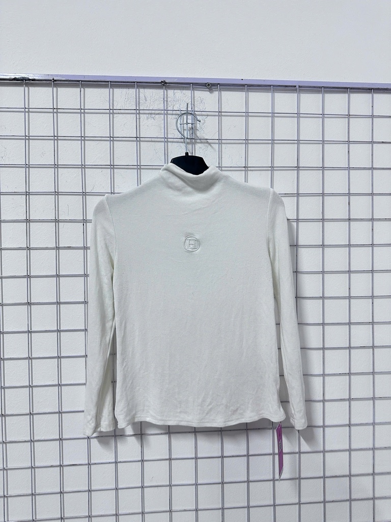 áo cổ lọ trắng