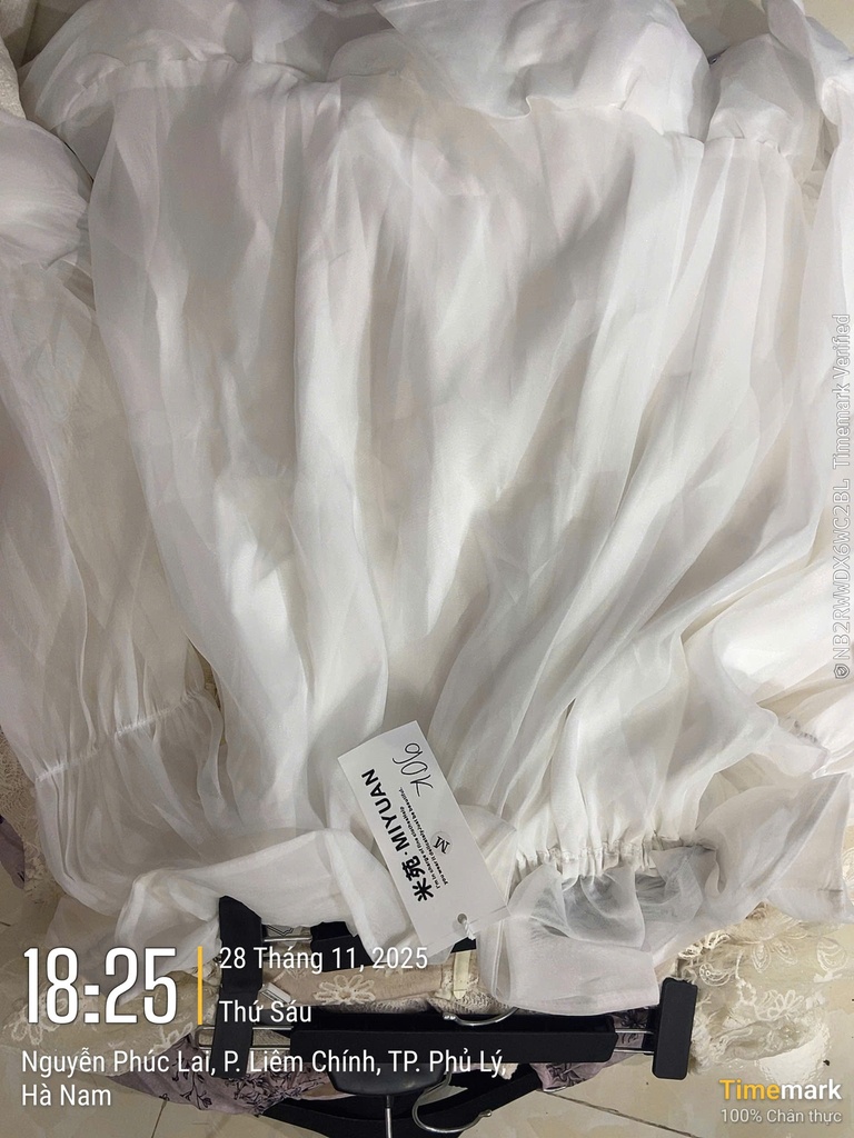 ÁO TRỄ VAI TRẮNG