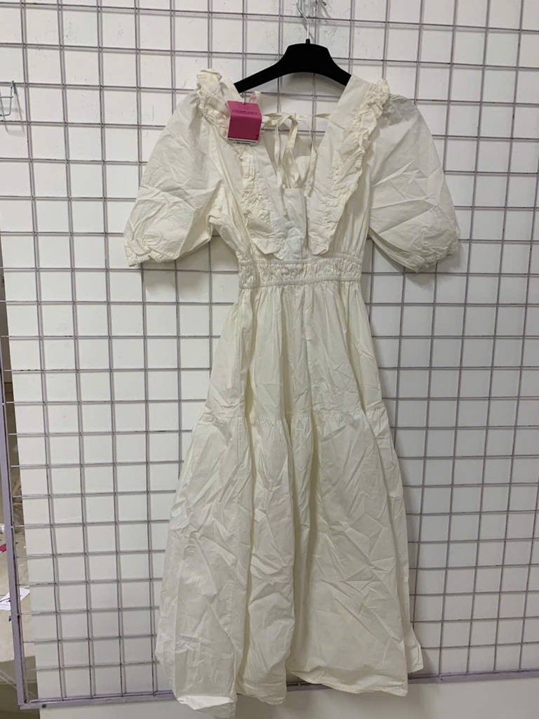 VÁY TRẮNG CỔ VUÔNG