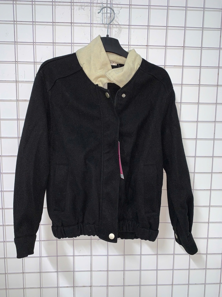 Áo Khoác Đen cổ kem T.Linh