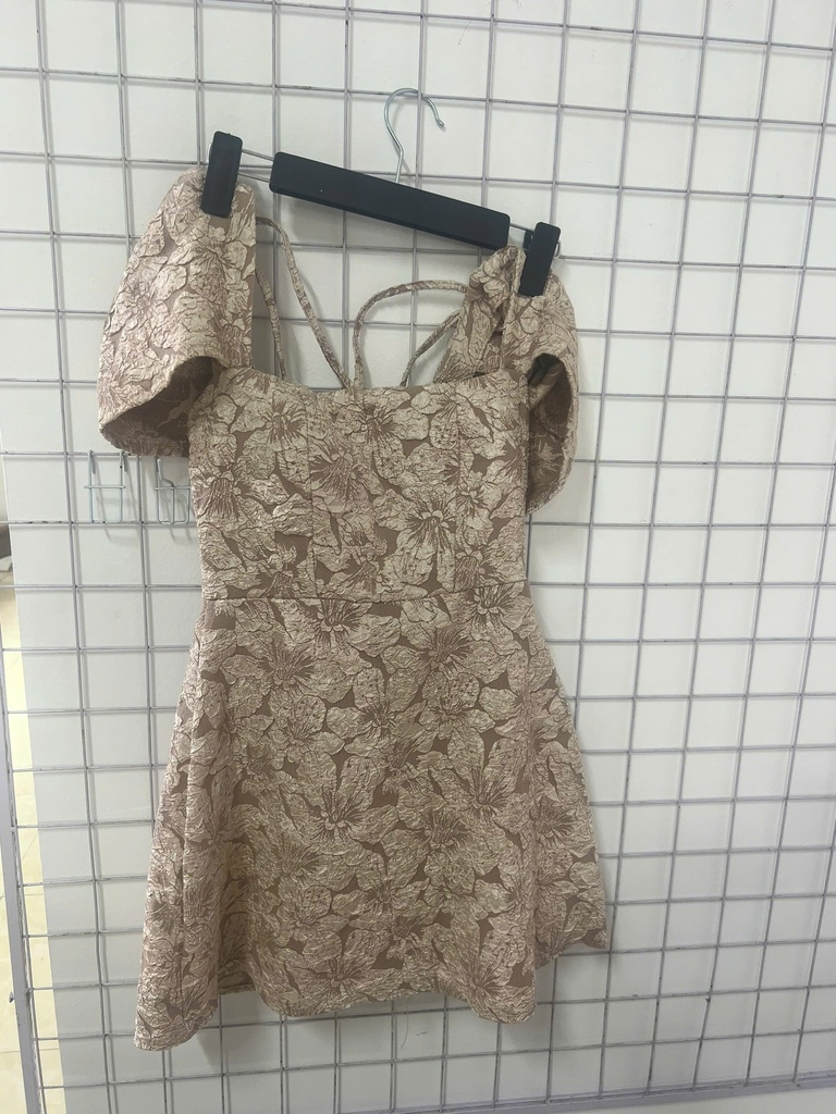 váy hồng hoa nổi