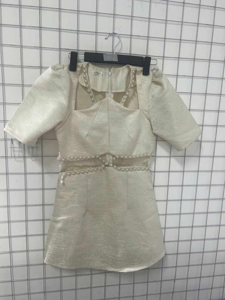 váy trắng khoét vai