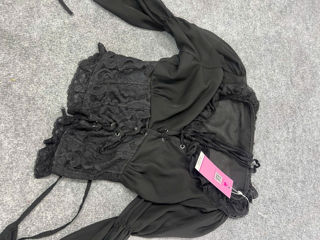 ÁO ĐEN CỔ BÈO VY