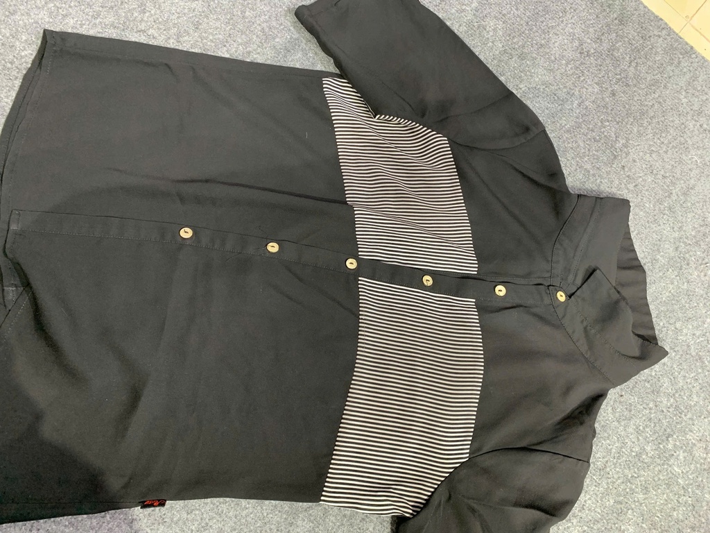 ÁO SƠMI CỘC ĐEN SỌC NGỰC HHIEN