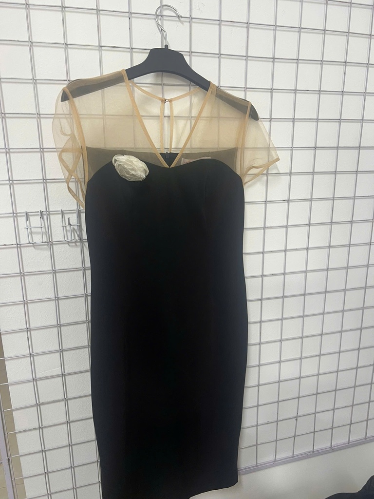 váy đen phối lưới