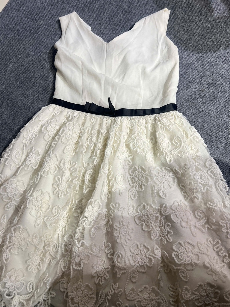 VÁY TRẮNG SÁT NÁCH TRANG