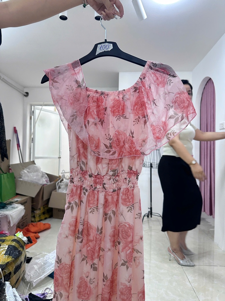 váy trễ vai hồng hoa