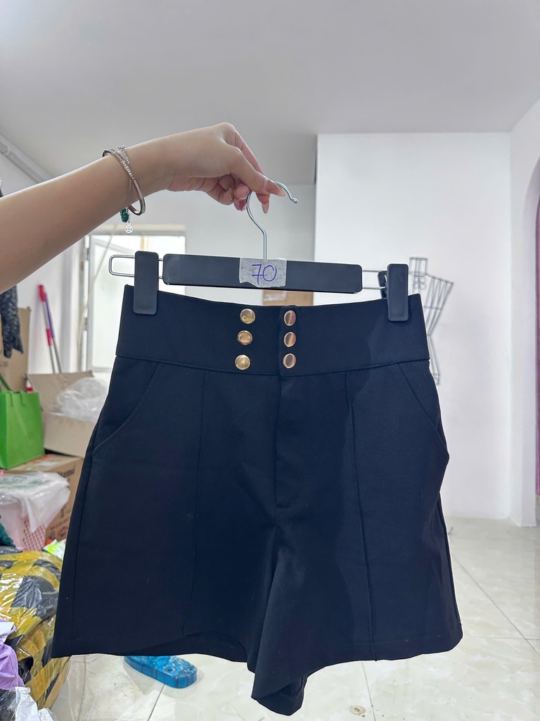 quần đùi đen cúc vàng