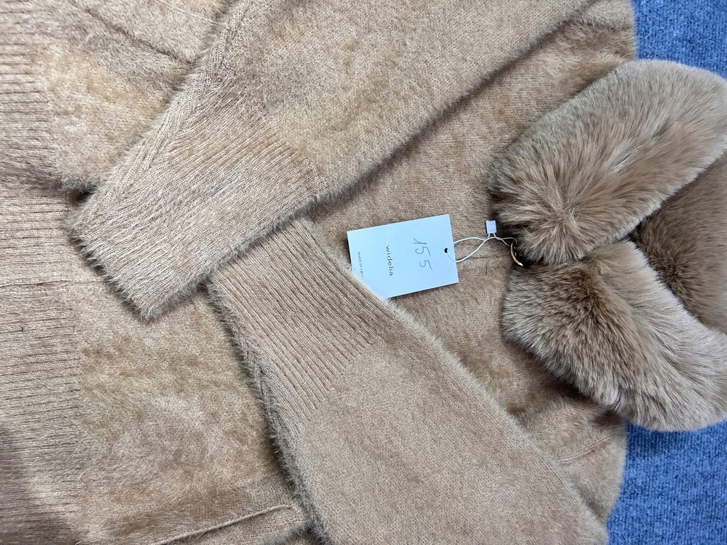 ÁO KHOÁC NÂU CỔ LÔNG THUYII