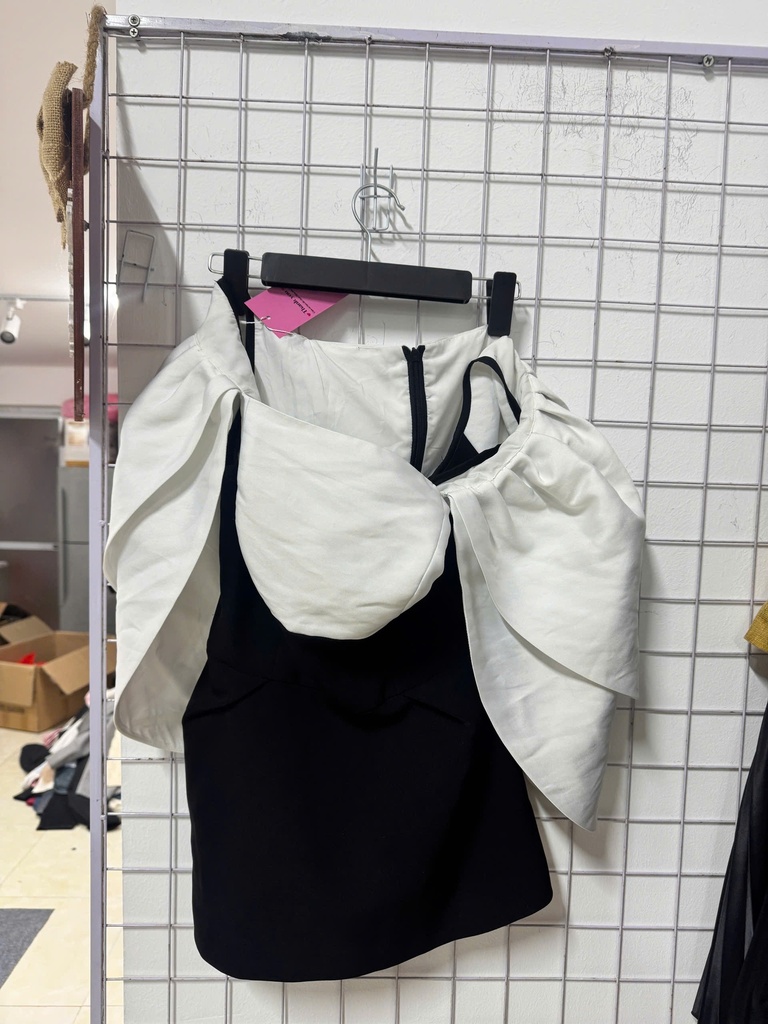 VÁY ĐEN TRẮNG HỞ VAI OANH