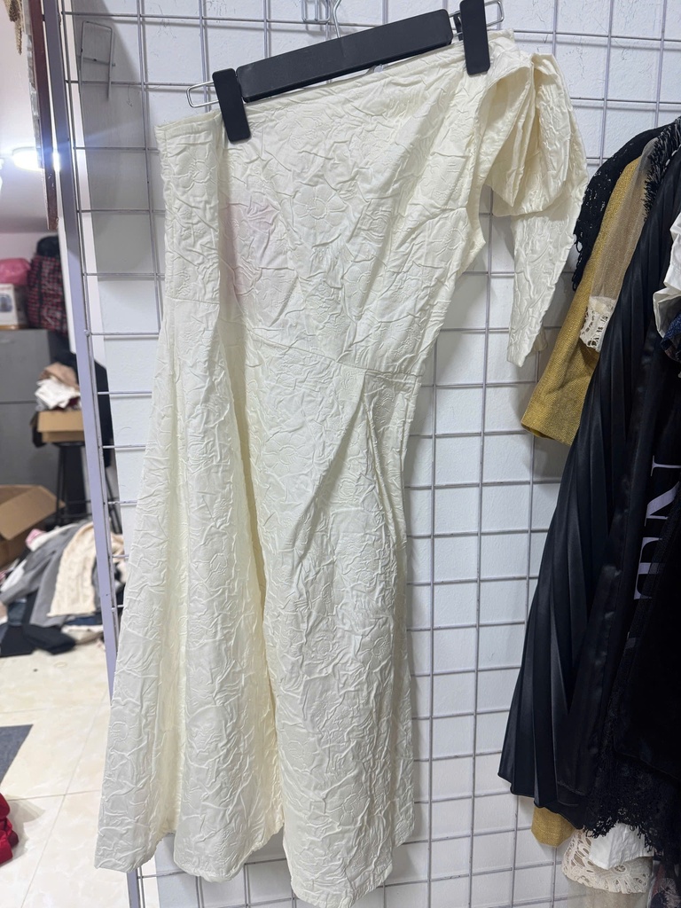 VÁY TRẮNG XẺ VAI OANH