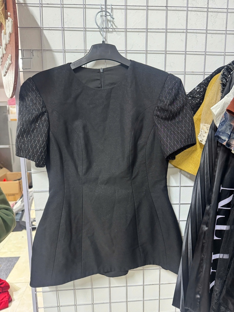 VÁY ĐEN TAY KẺ Ô CHÉO OANH