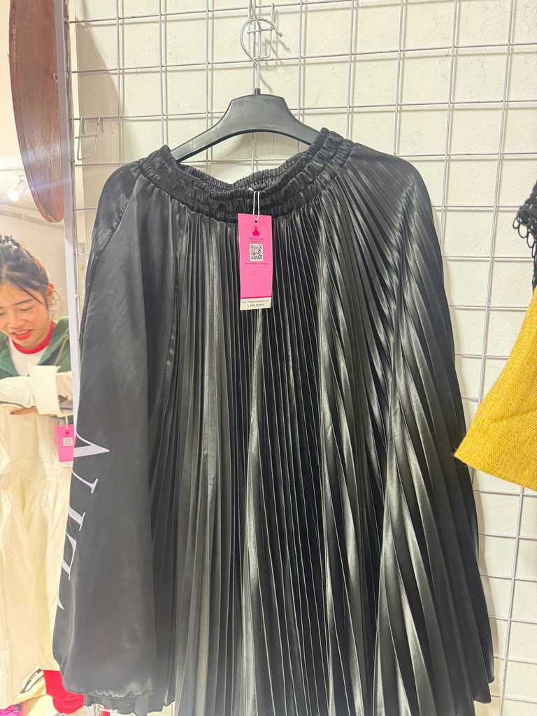 CV ĐEN XẾP LY VALENTINO OANH