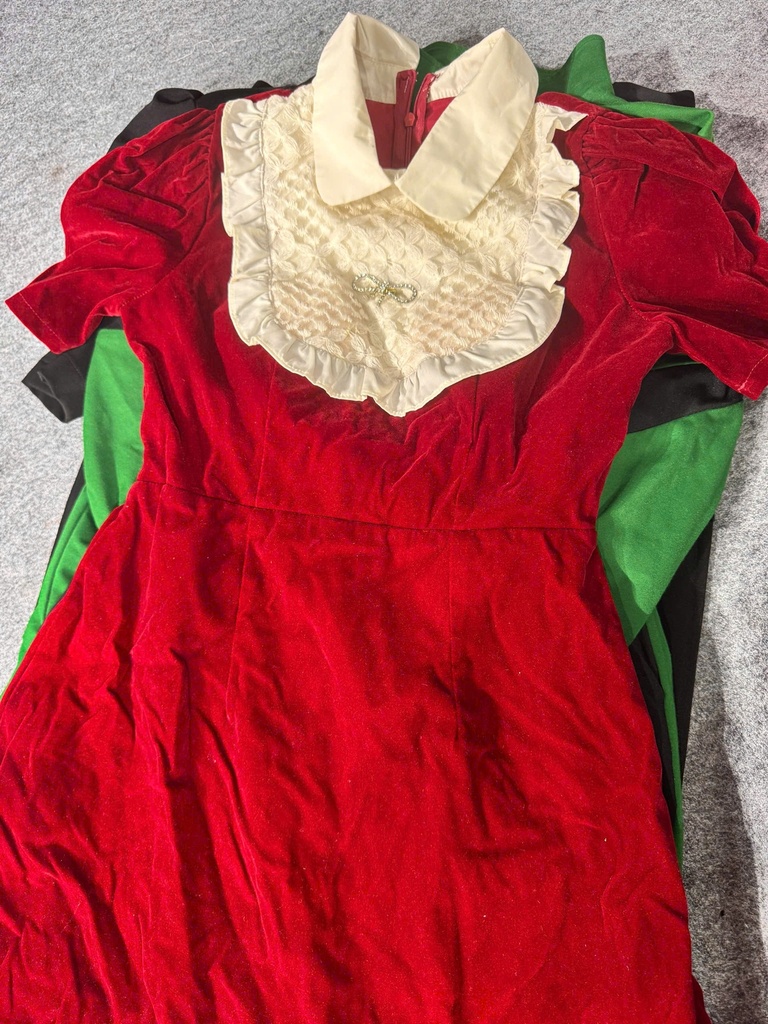 VÁY NHUNG ĐỎ CỔ TRẮNG THANH