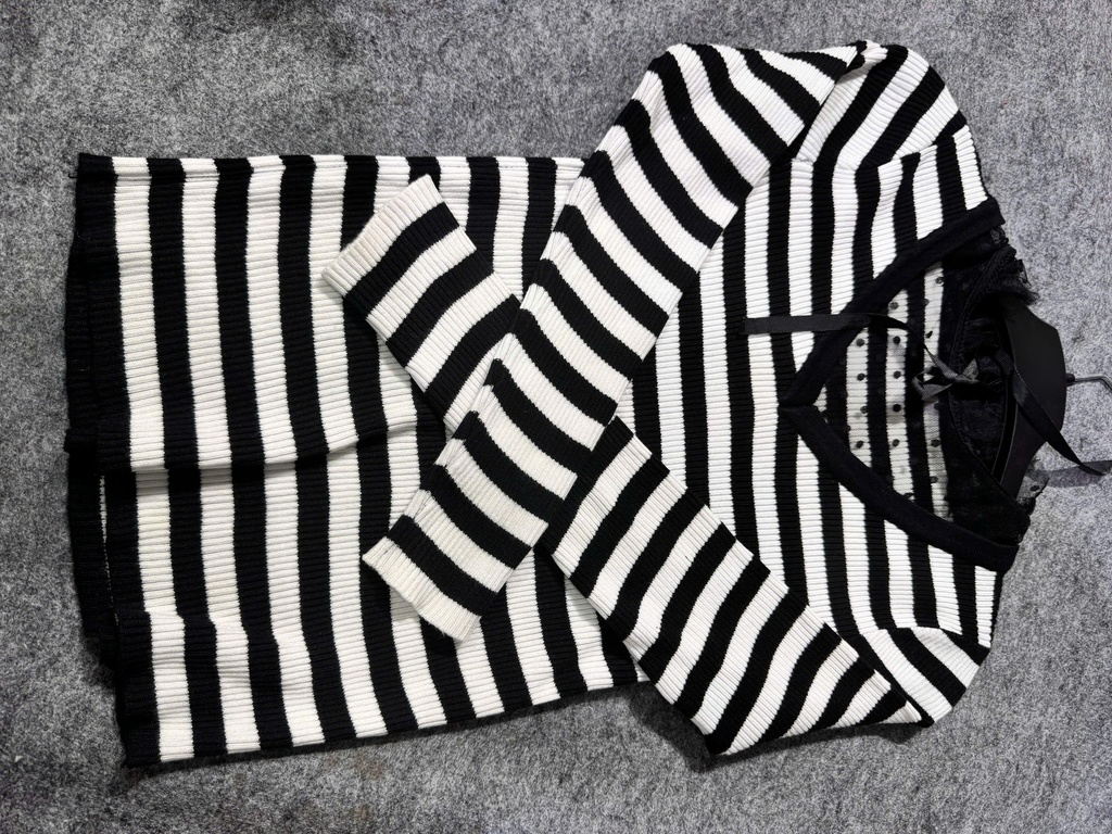 ÁO LEN KẺ ĐEN TRẮNG CỔ REN LINH85