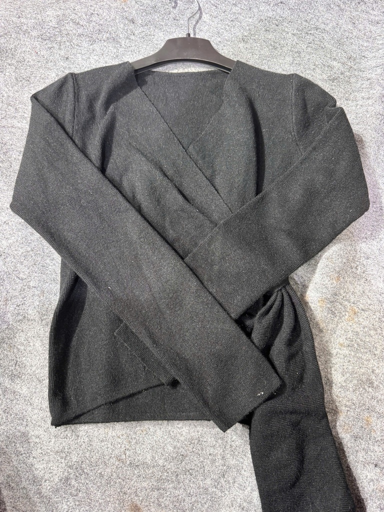 ÁO LEN ĐEN XOẮN EO LINH85