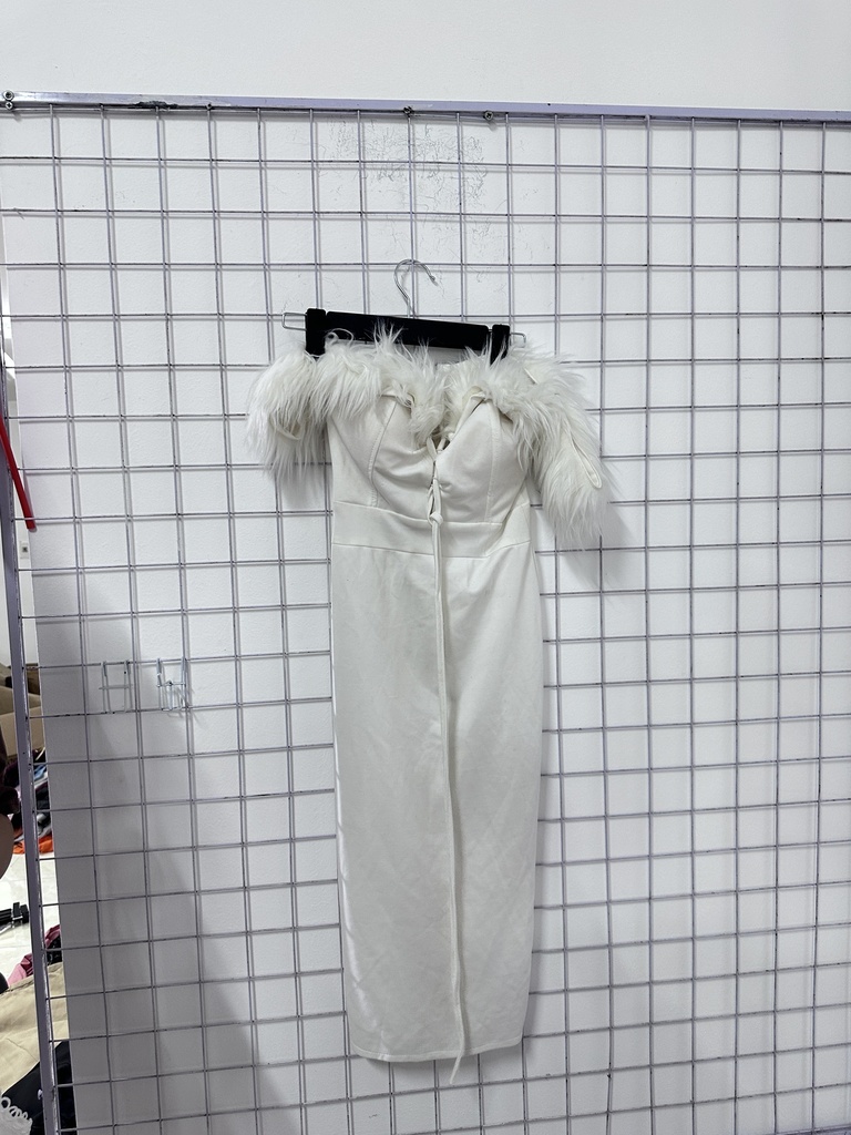 váy lông trắng trễ vai