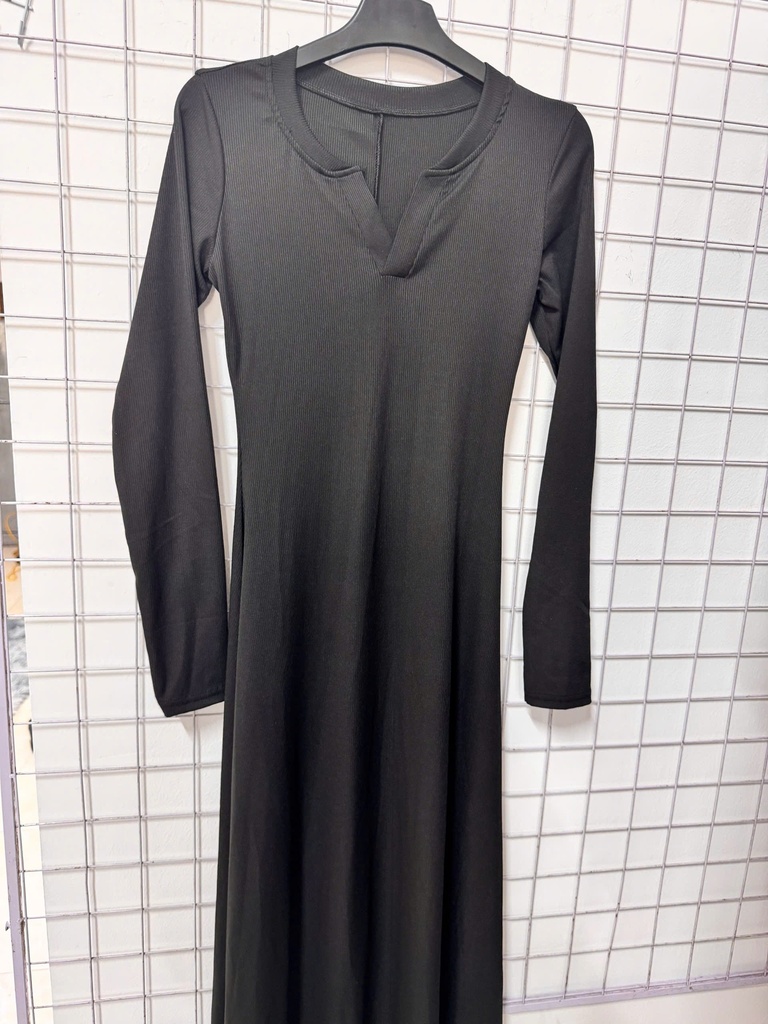 VÁY LIỀN ĐEN CỔ V THUYII