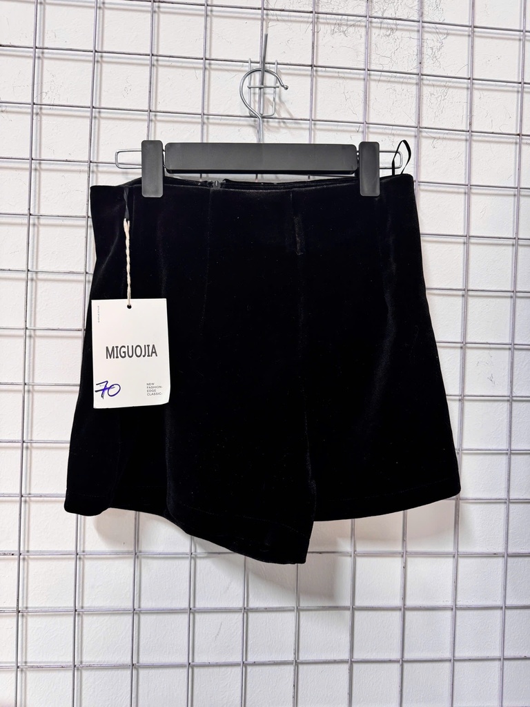 QUẦN SOOC NHUNG ĐEN THUYII