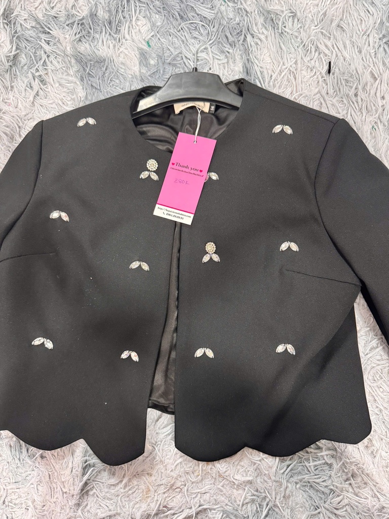 ÁO KHOÁC ĐEN NGOÀI ĐÍNH ĐÁ VAN