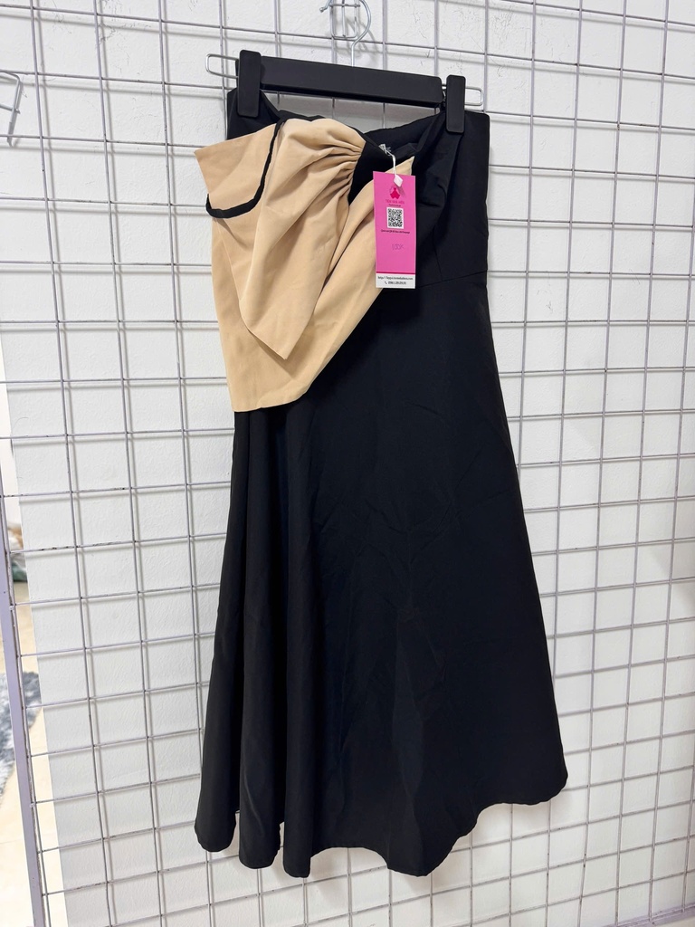 VÁY ĐEN NƠ NGỰC VAN