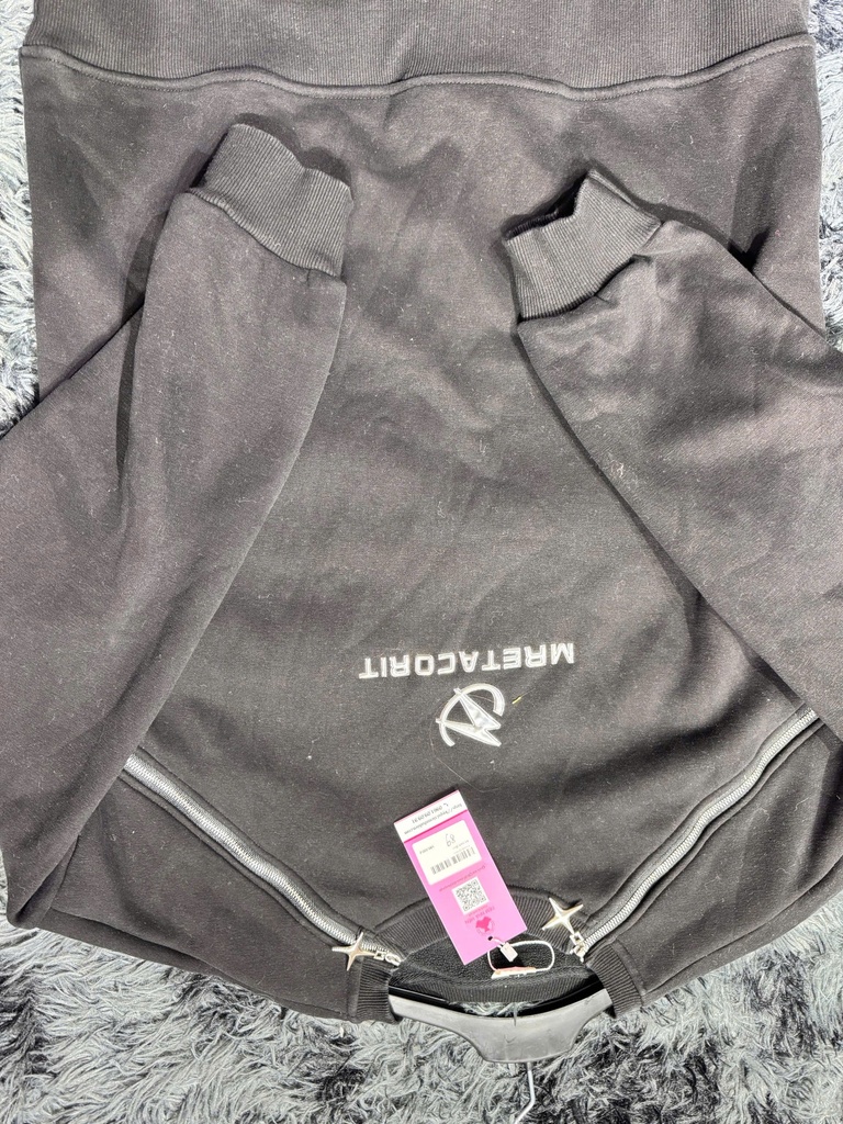 ÁO LEN ĐEN KHOÁ VAI VY