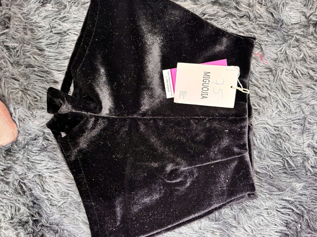 QUẦN SOOC NHUNG ĐEN THUY