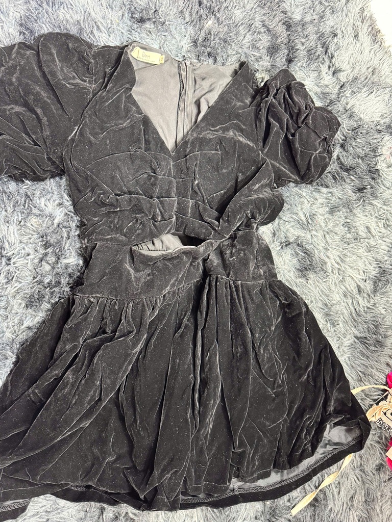 VÁY NHUNG ĐEN HỞ EO PHUC