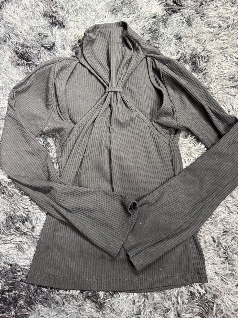 ÁO LEN ĐEN NƠ NGỰC 