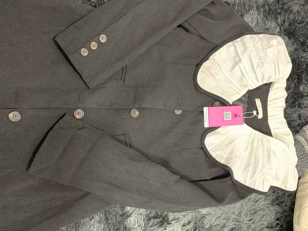 VÁY ĐEN CỔ BÈO TRẮNG TLINH