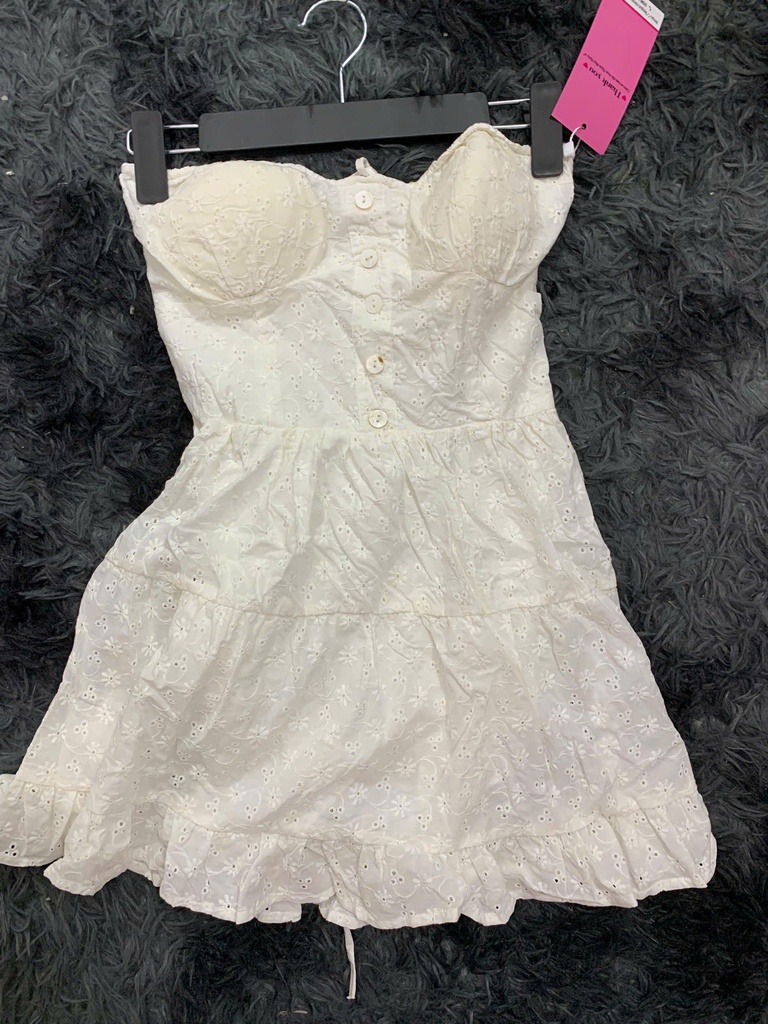 VÁY TRẮNG CUP NGỰC THAO