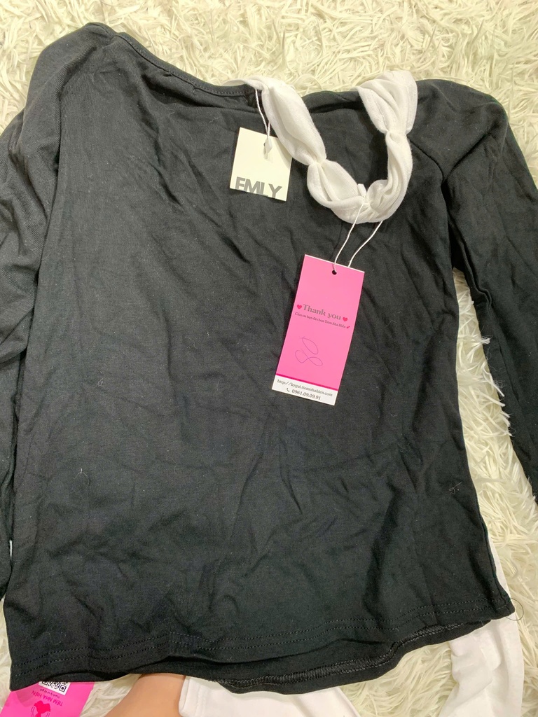 ÁO LEN ĐEN CỐ TRẮNG THUY