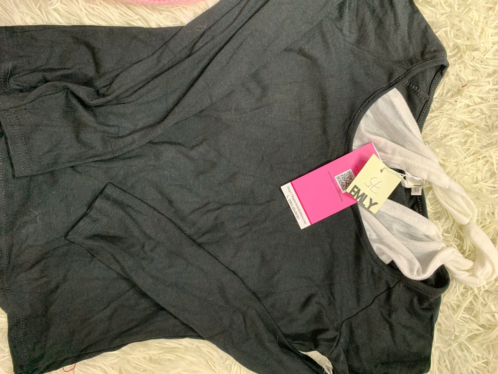 ÁO LEN ĐEN CỔ TTRẮNG THUY