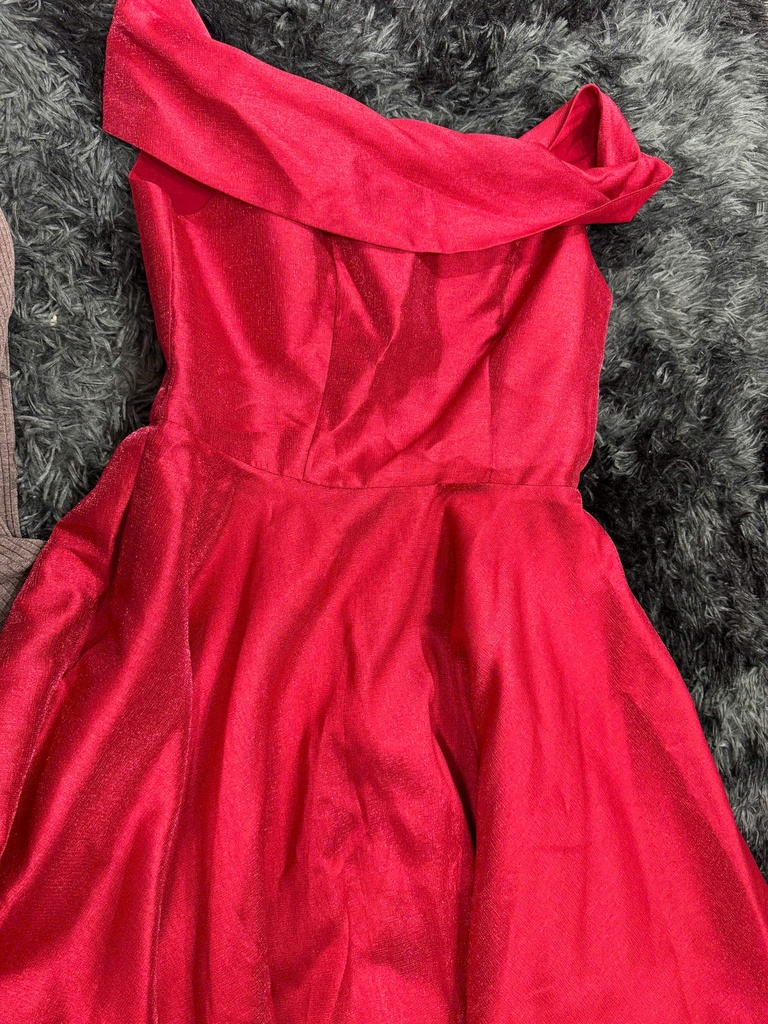 VÁY TRỄ VAI ĐỎ TOAN