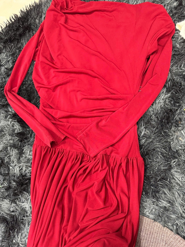 VÁY ĐỎ TRỄ VAI DÀI TAY TOAN