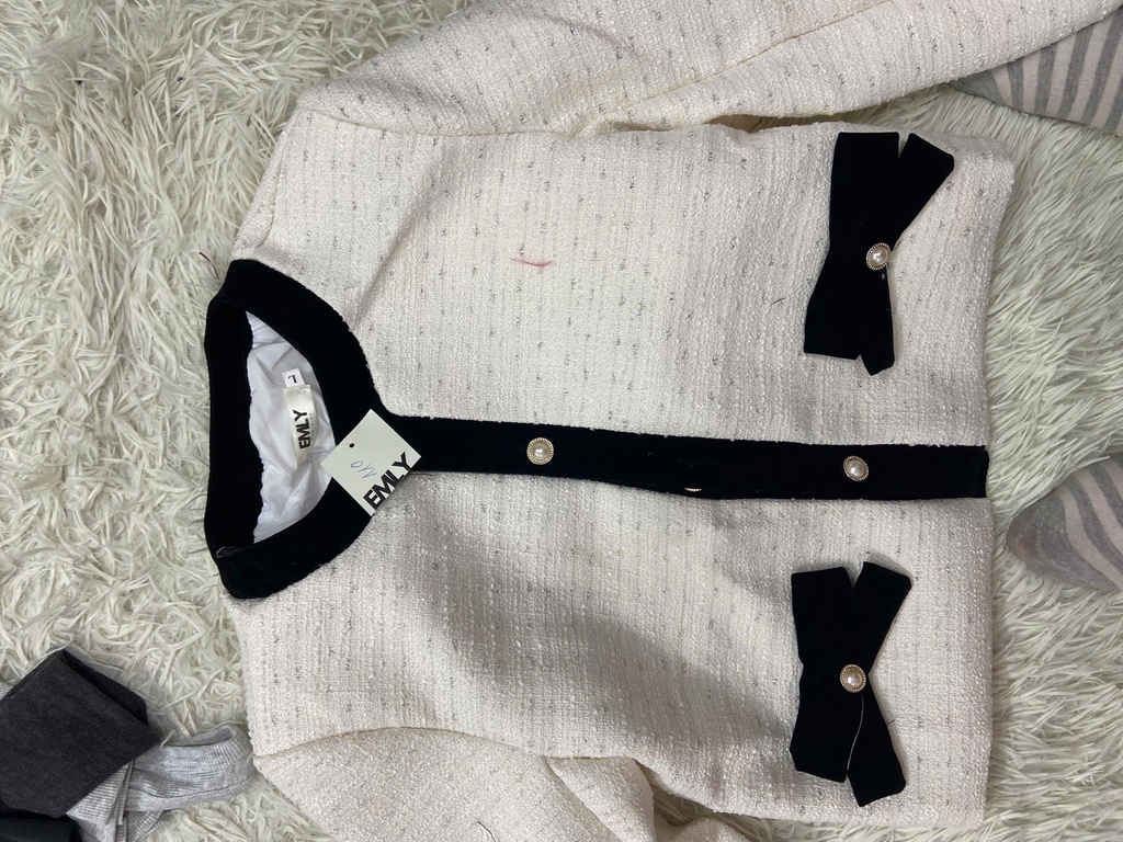 ÁO KHOÁC DẠ TRẮNG TÚI NƠ THUY