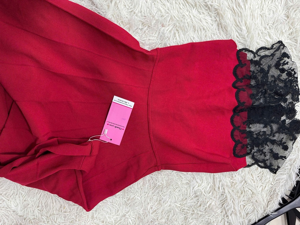 VÁY LIỀN HÃNG ĐỎ CỔ ĐEN HA