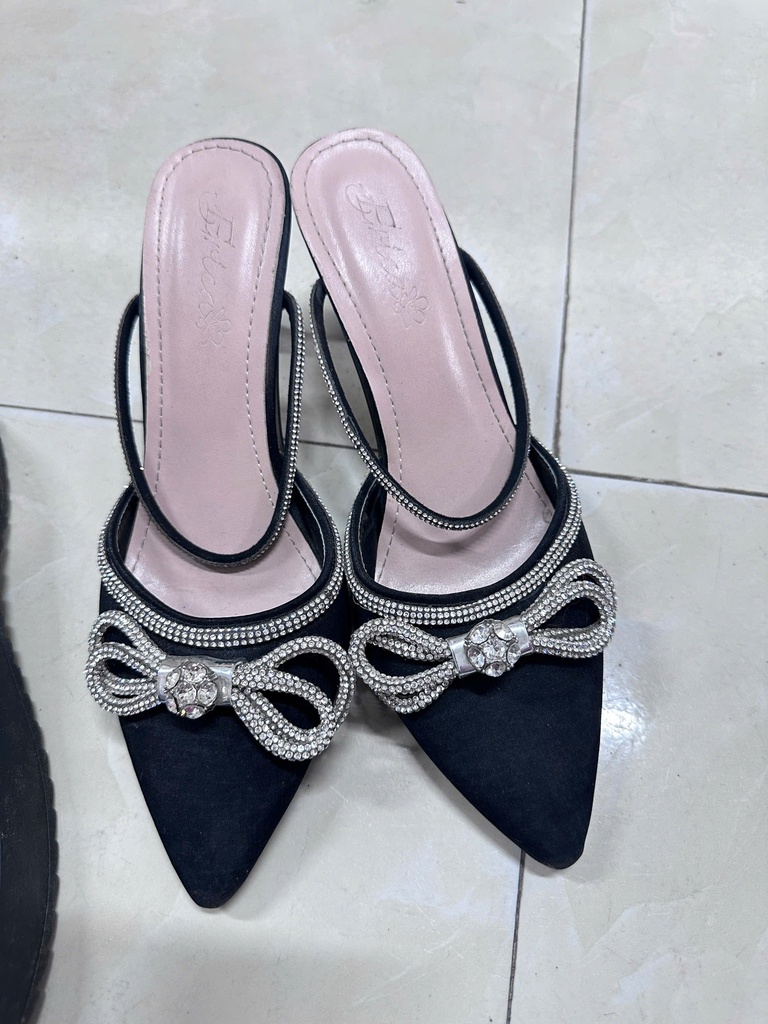 cao gót đen đính nơ