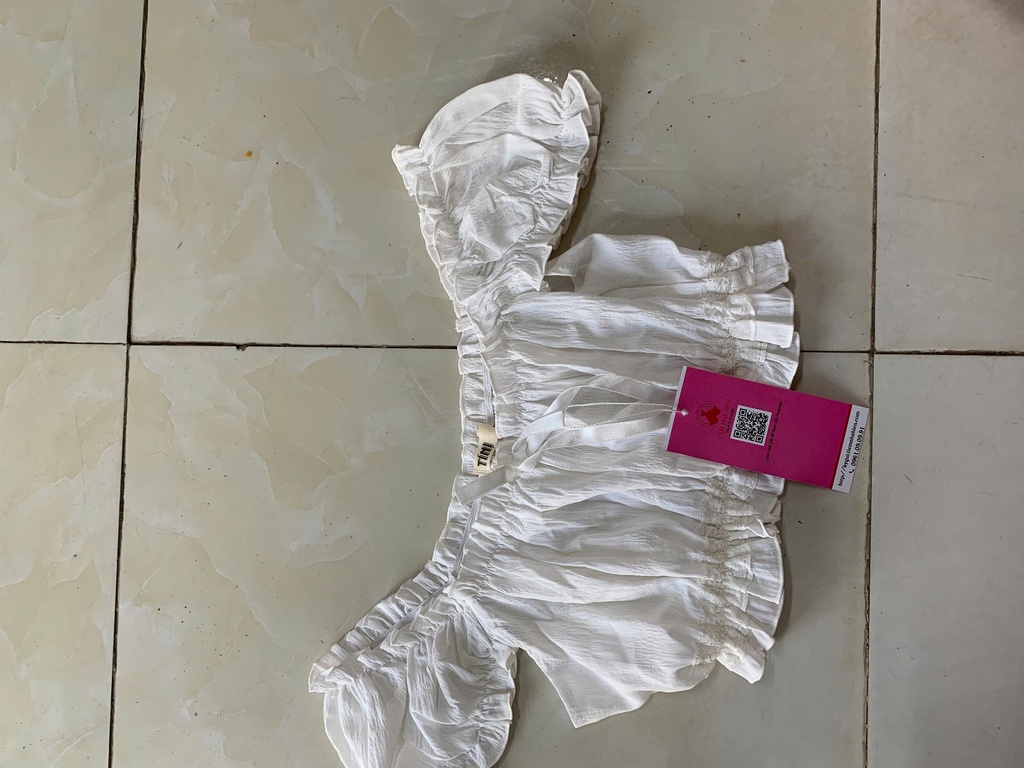 ÁO TRẮNG TRỄ VAI BÈO THUY