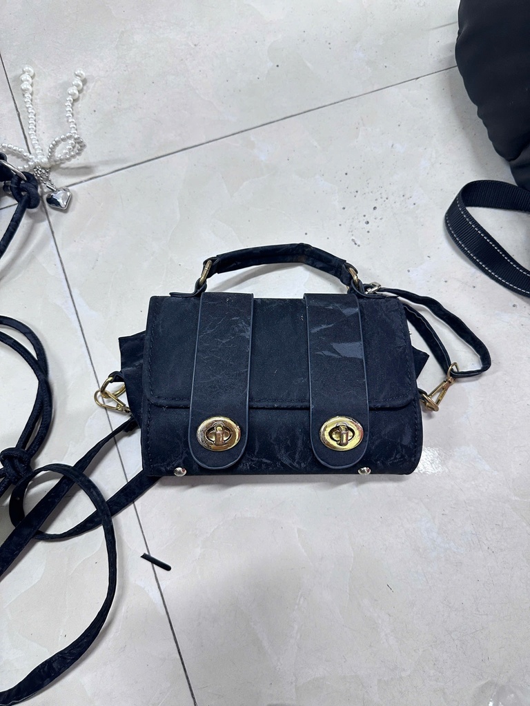 túi đen khoá vàng 