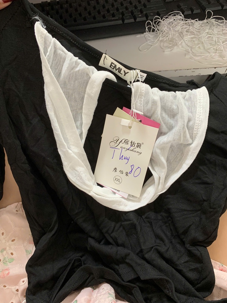 ÁO PHÔNG ĐEN CỔ BUỘC TRẮNG THUY