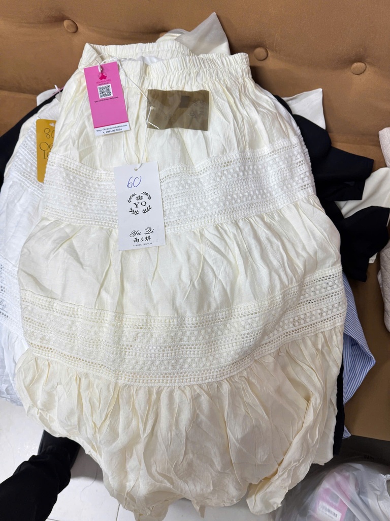 CV TRẮNG DÁNG DÀI KEM THUY