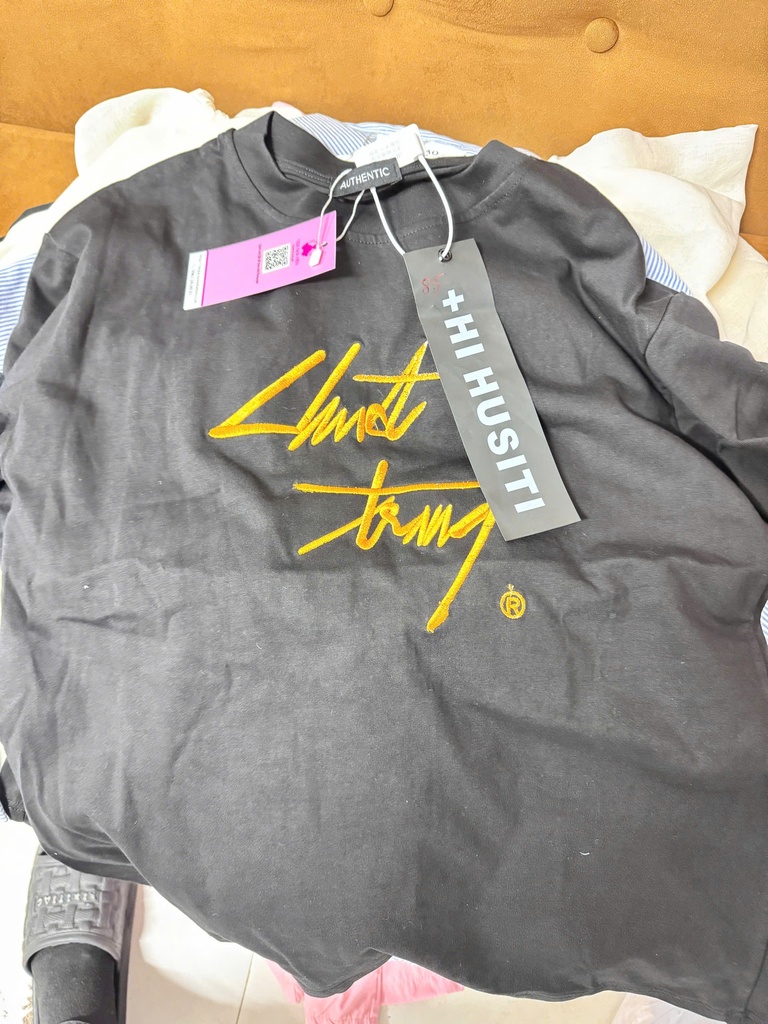 ÁO PHÔNG XÁM CHỮ VÀNG NGỰC THUY