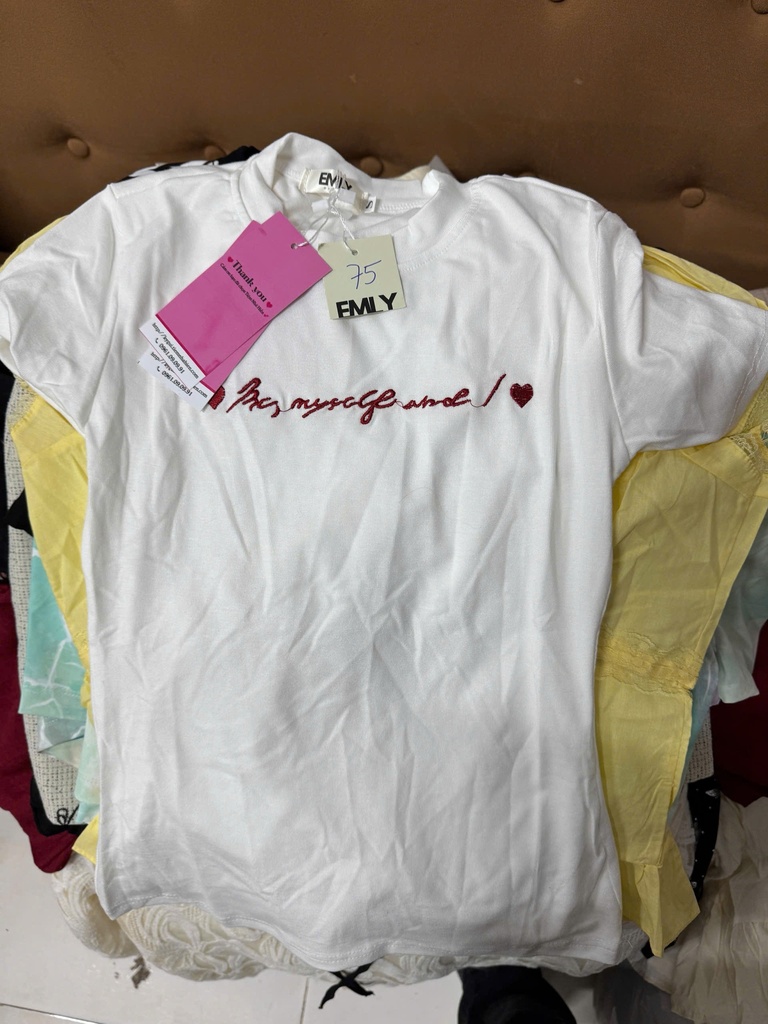 ÁO PHÔNG TRẮNG CHỮ NGỰC ĐỎ THUY