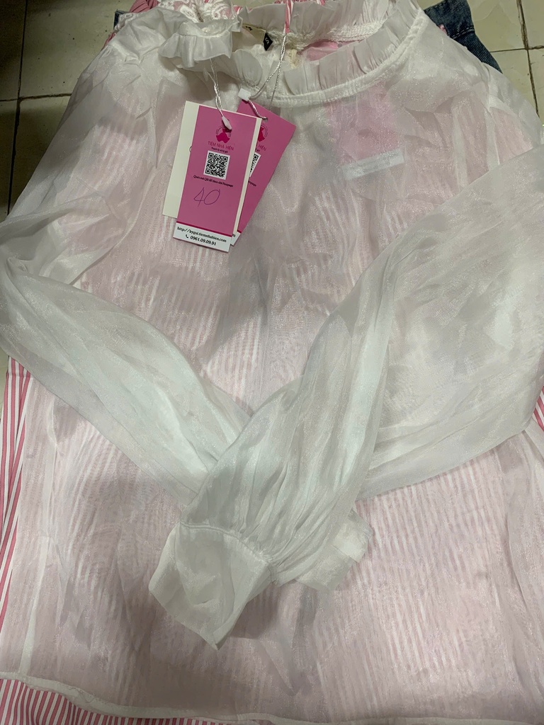 ÁO TRẮNG MỎNG CỔ REN TAY DÀI THUY