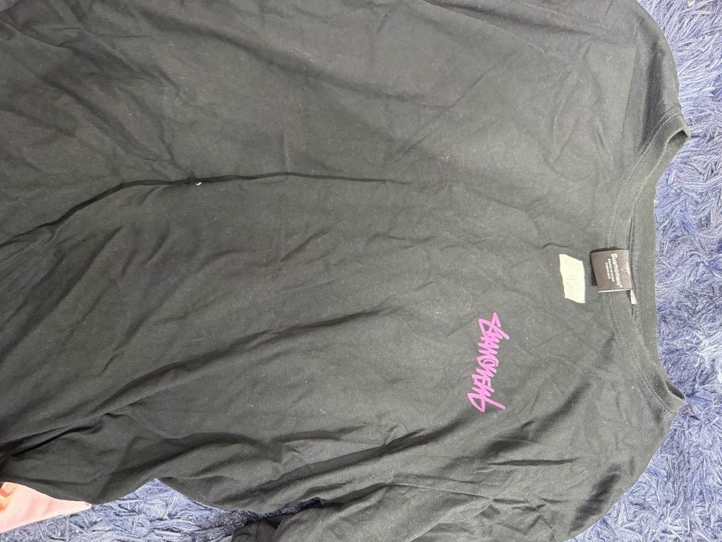 ÁO PHÔNG ĐEN CHỮ HỒNG VY