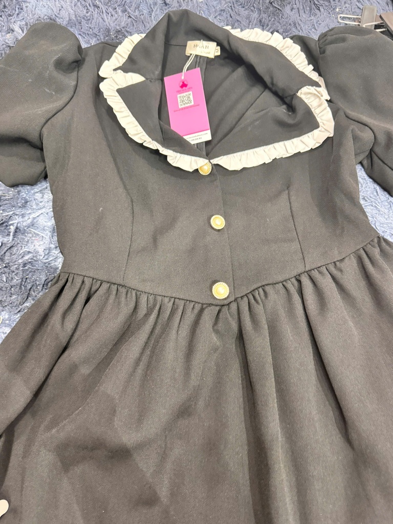 VÁY SUÔNG ĐEN CỔ TRẮNG VTRINH