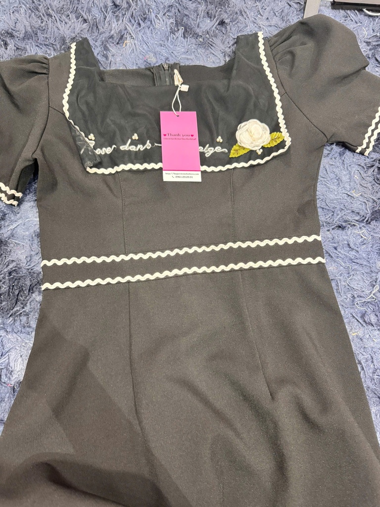 VÁY ĐEN CS CỔ VUÔNG VTRINH