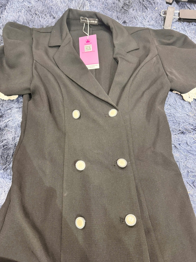 VÁY ĐEN CỔ VEST TAY REN VTRINH