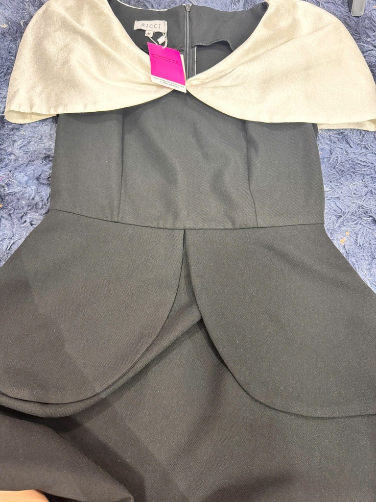 VÁY CÔNG SỞ ĐEN CỔ BÈO TRẮNG VTRINH